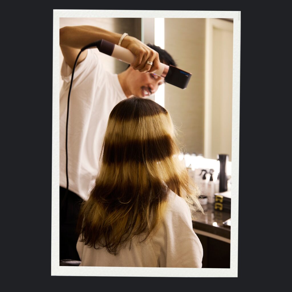 Behind the scenes Anh Co Tran sets Alysa Liu's hairstyle for Vanity Fair Oscars Party