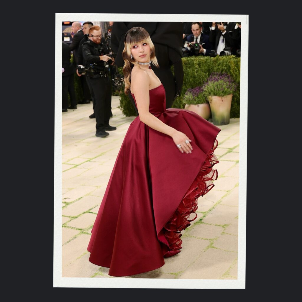 La coiffure ondulée et douce d'Alysa Liu avec de subtils détails de cheveux repliés pour le Met Gala 2026